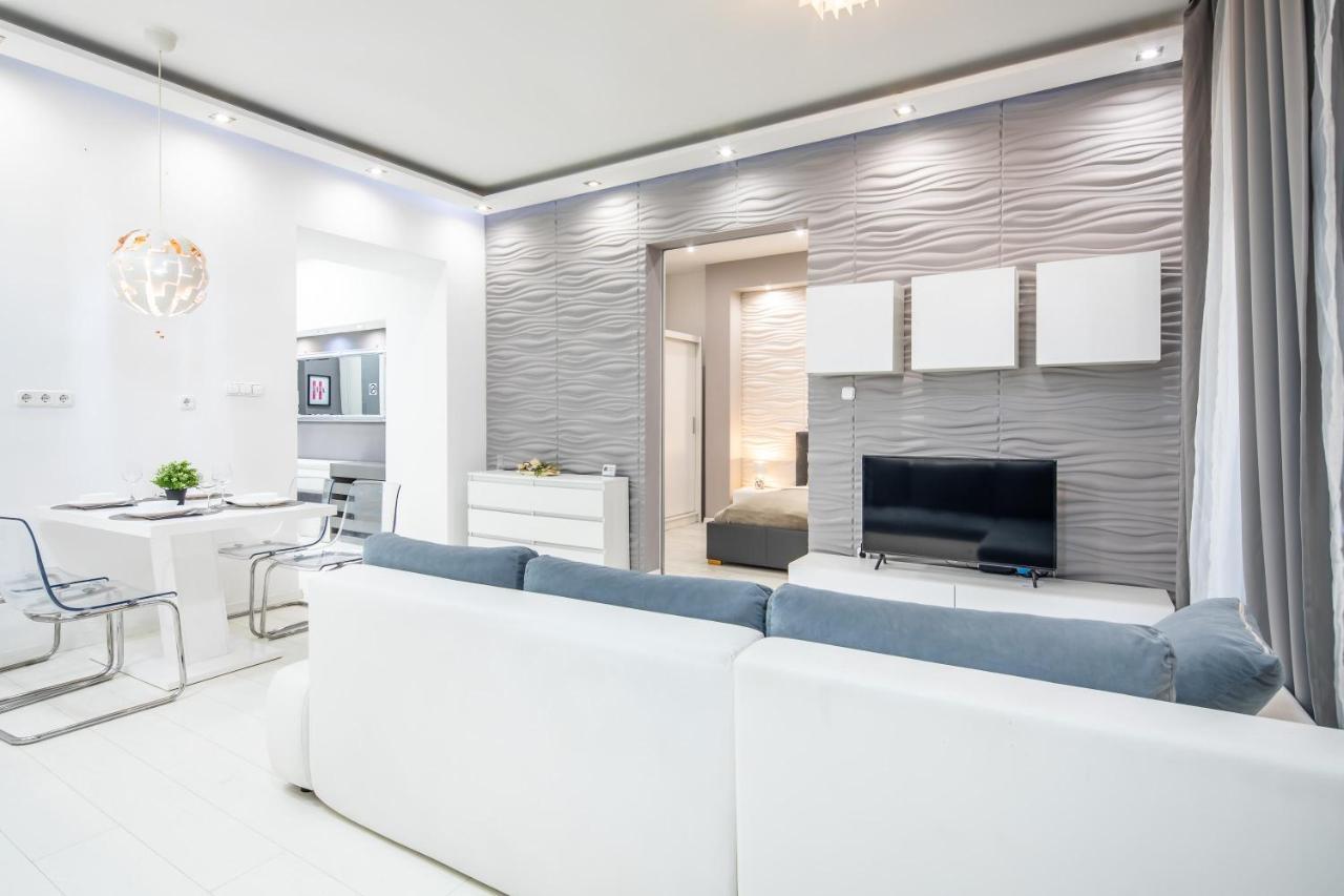 Cozy & Central With 2-bedroom Apartment